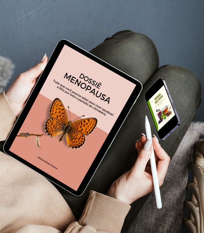 mulher com o tablet na mão lendo o ebook dossiê menopausa